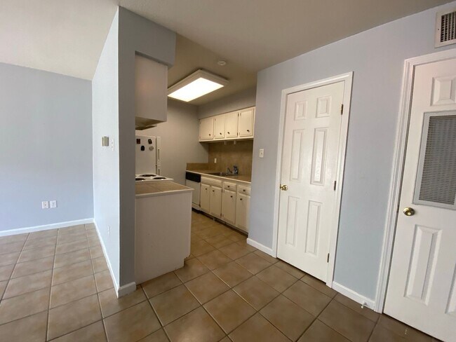 Building Photo - Cozy University View Condo Just Minutes from LSU