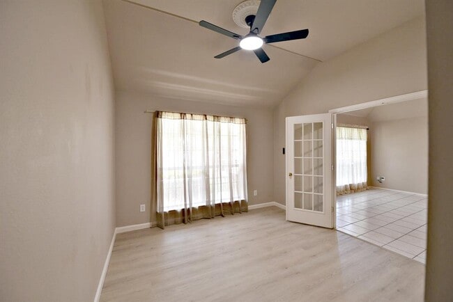 Building Photo - 3924 Newland Dr