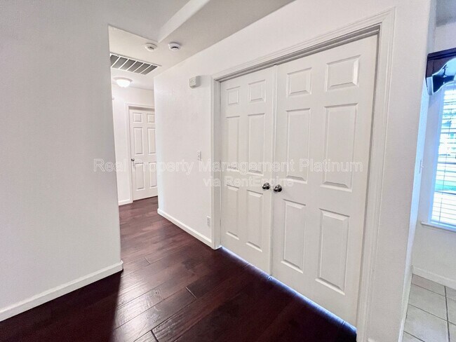 Building Photo - 6535 N Vista Ave