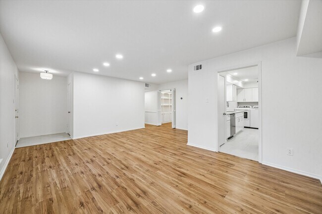 Building Photo - 357 N Post Oak Ln