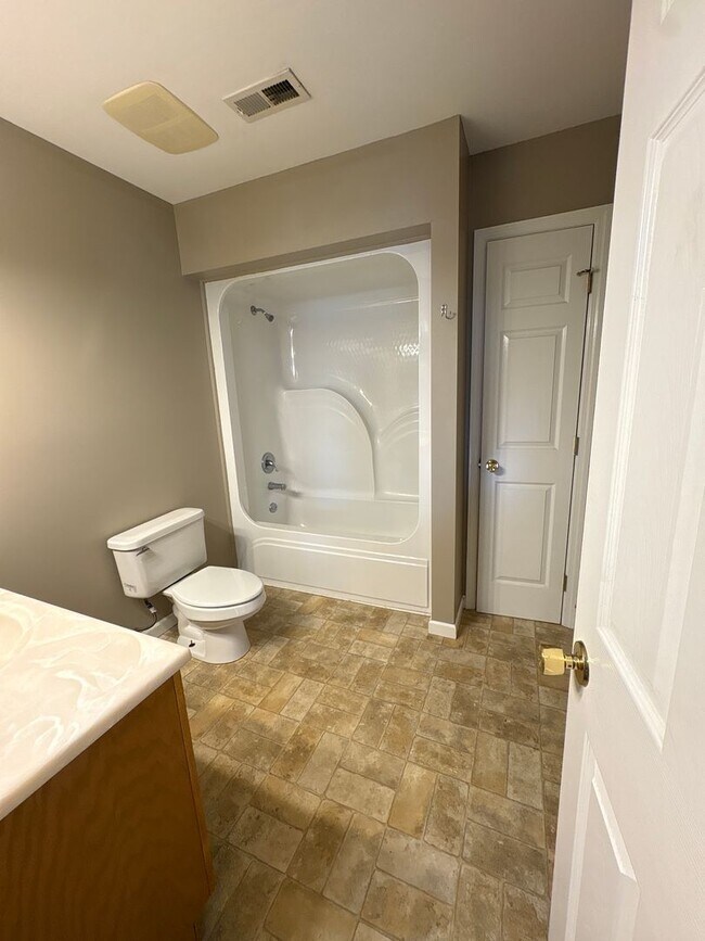 Building Photo - Beautiful 2 Bedroom Home with Spacious Bonus Room!