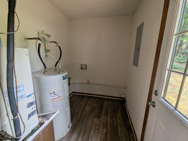 Building Photo - 410/412 Rustwood Dr