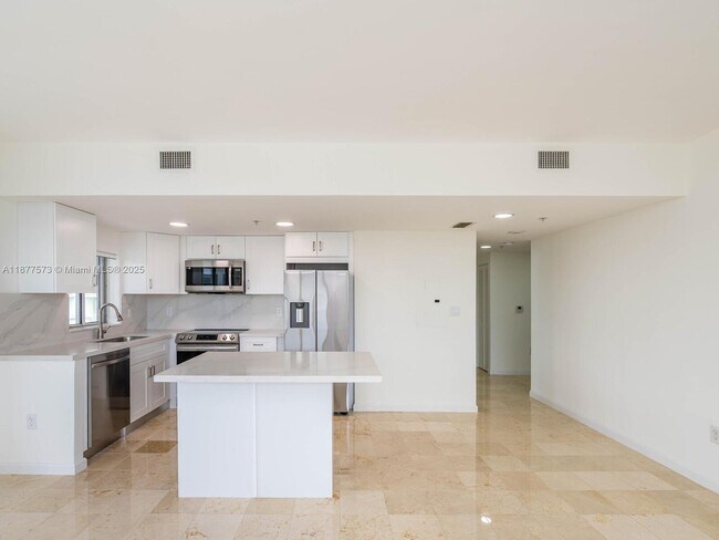 Building Photo - 1402 Brickell Bay Dr