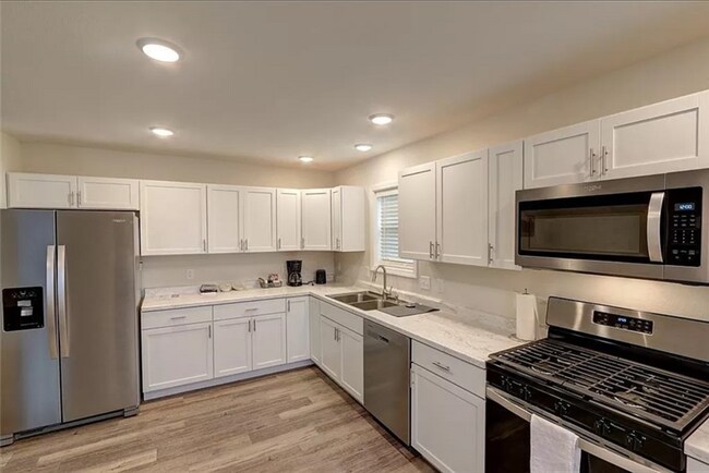 Building Photo - 10008 Aspen Ln