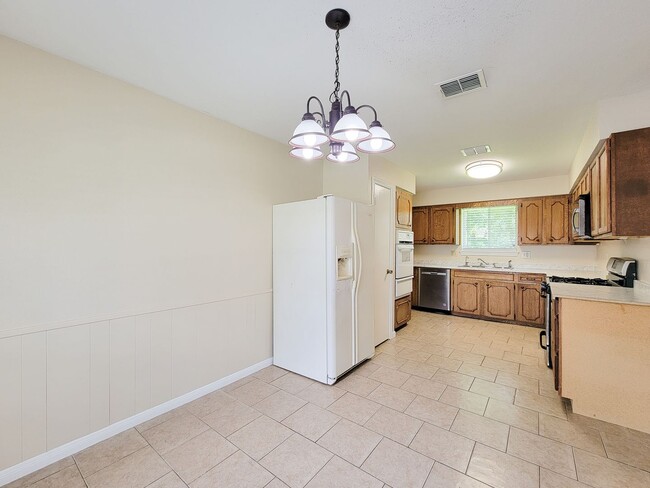 Building Photo - NICE 3 BEDROOM 2 BATH LEASE HOME IN SPRING...