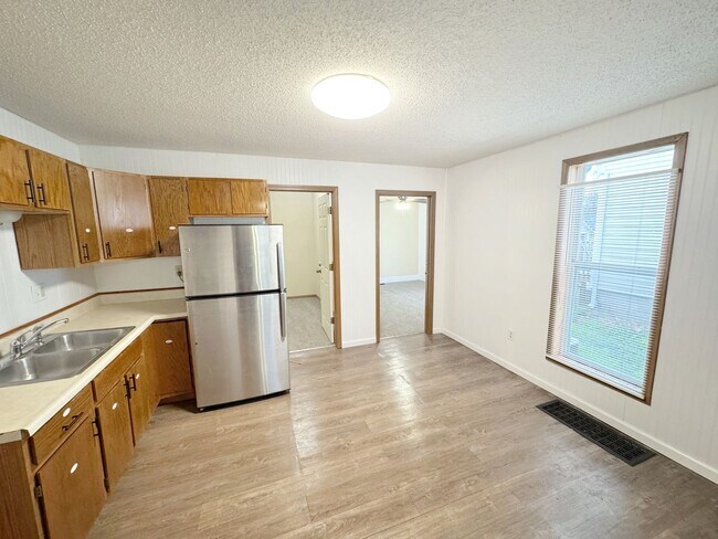 Building Photo - short term lease available