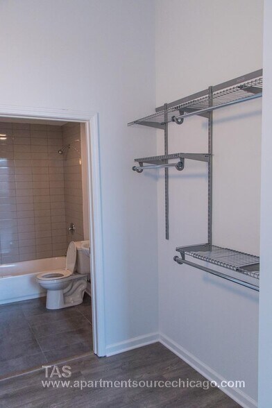 Building Photo - 932 W Dakin St