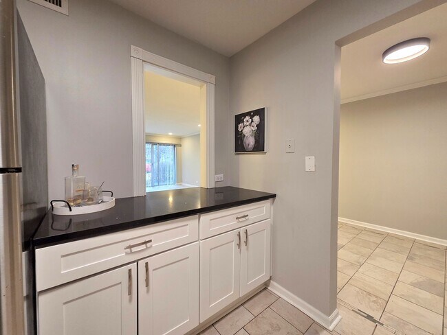 Building Photo - 5001 Carriage Way Dr