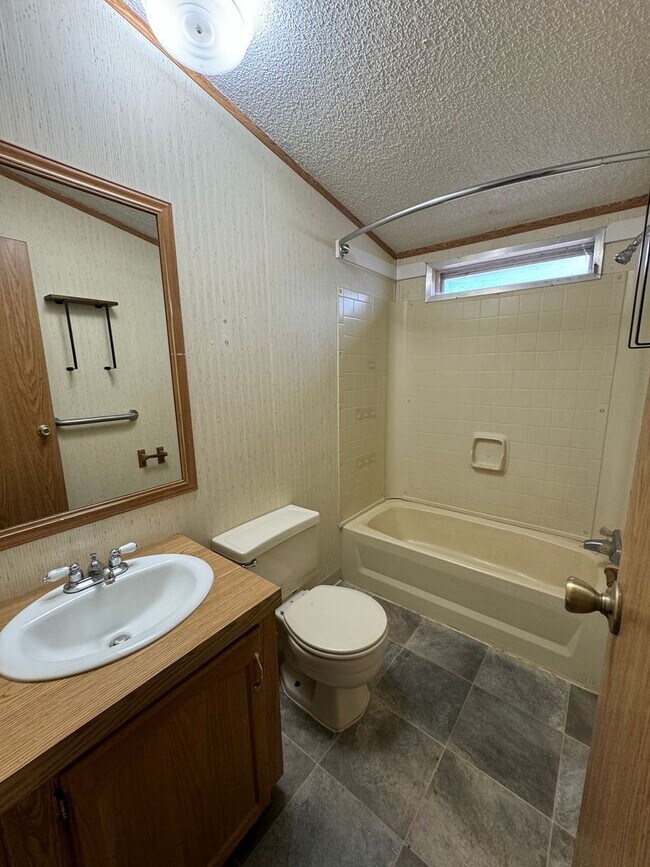 Building Photo - Pet Friendly 2bdrm, 2 bath home in the Cou...