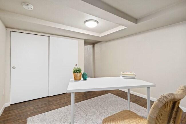 Building Photo - Spacious 1BR/1BA plus HUGE office/den!