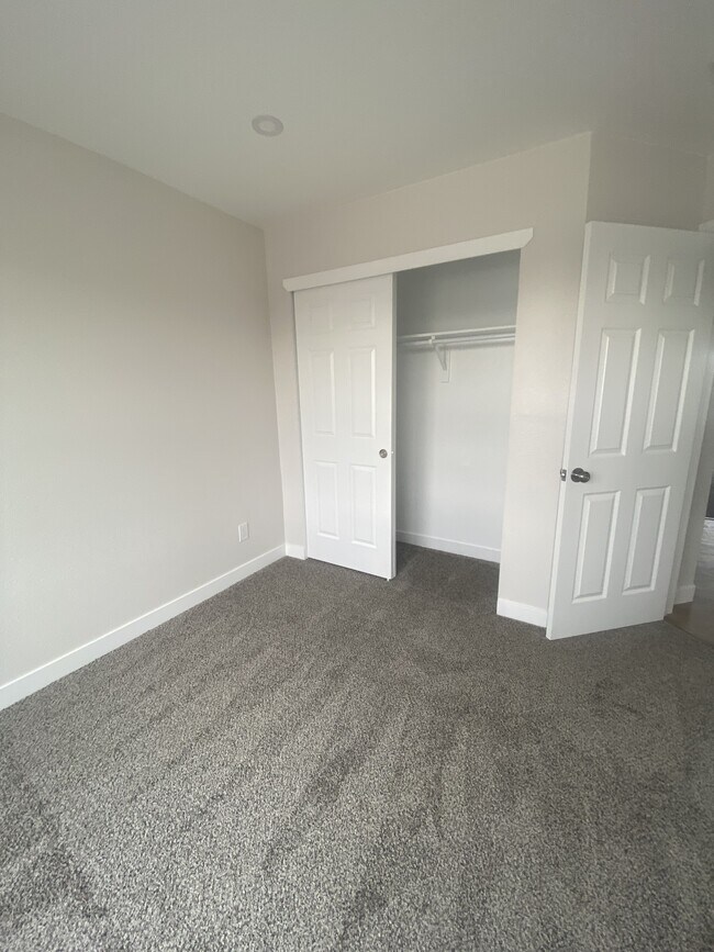 Building Photo - 1341 N Stratton Ave