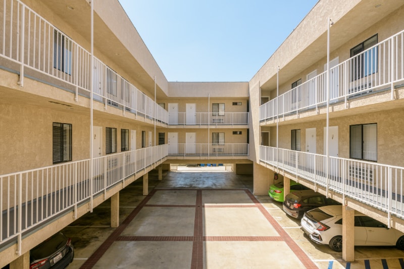 Building Photo - 1535 N Kenmore Ave