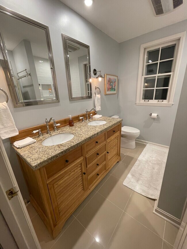 FULL BATH - UPPER LEVEL - 4633 Benton Smith Rd