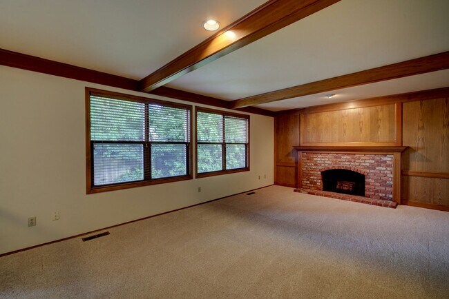 Building Photo - 5Bd/2.5Ba Bellevue Home