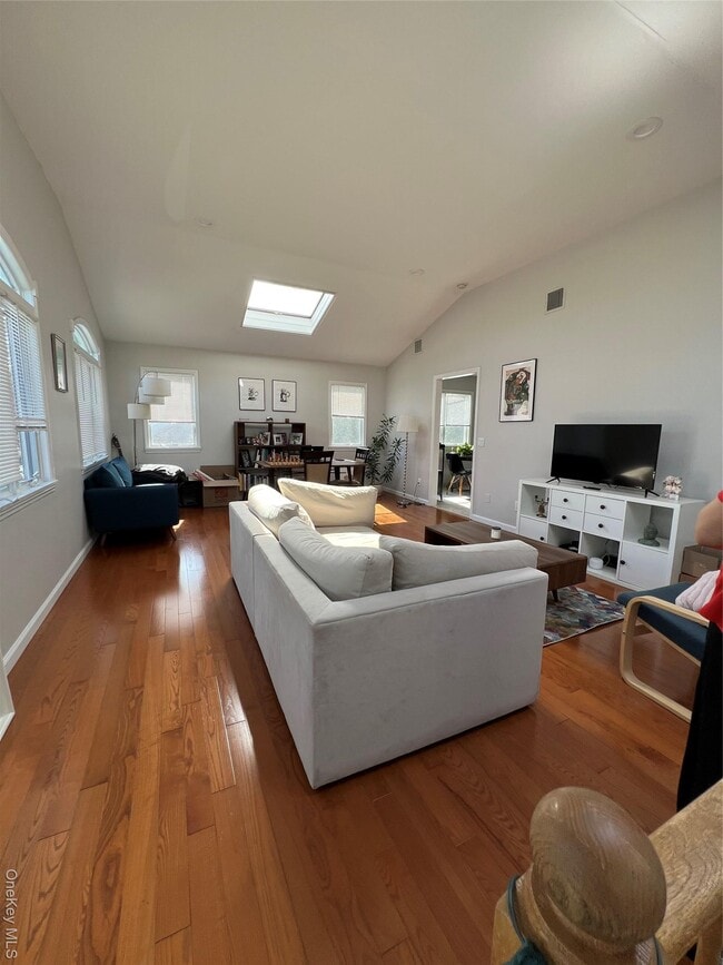 Building Photo - 31 B Marwood Rd N