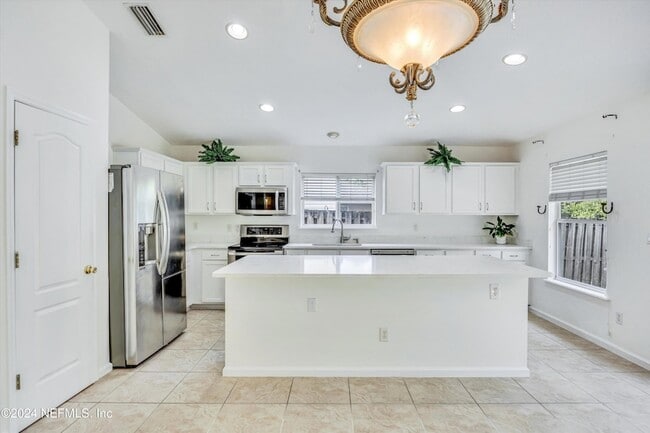 Building Photo - 657 MacKenzie Cir