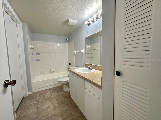 Building Photo - 1610 Columbia Arms Cir