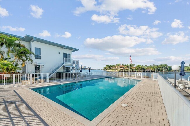 Building Photo - 425 Bayshore Dr