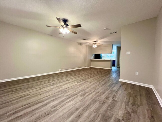 Building Photo - AVAILABLE NOW! (No Pets)