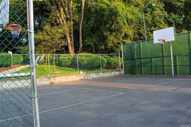 Building Photo - 71-7 Little Neck Pkwy