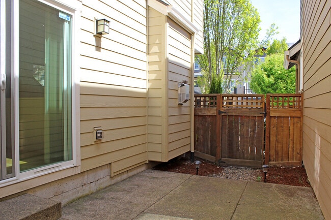 Building Photo - 321 NE Edgeway Drive