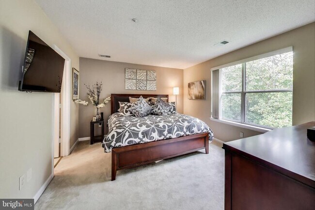Building Photo - 10021 Vanderbilt Cir
