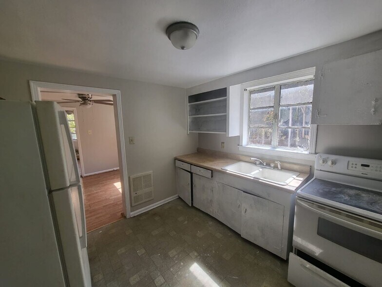 Building Photo - 732 Richardson St