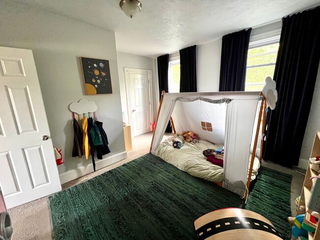 Building Photo - Pittsburgh - 2 Bedroom 1 Bathroom - Spacio...
