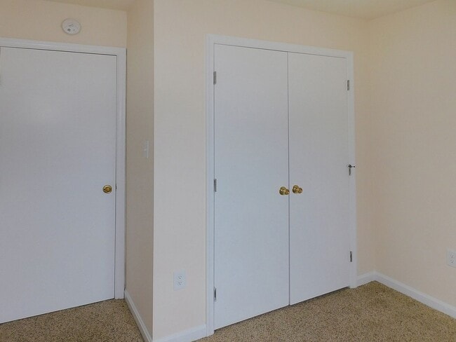 Building Photo - Recently Renovated 2 Story Inner Town Home...