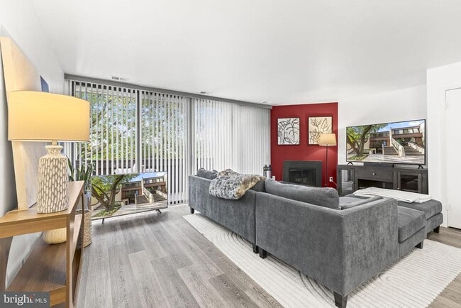 Building Photo - 2216 S Quincy St