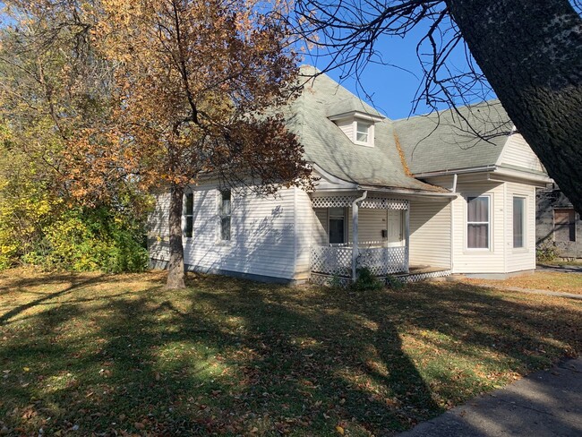 Building Photo - Charming 3 bedroom historic single family!