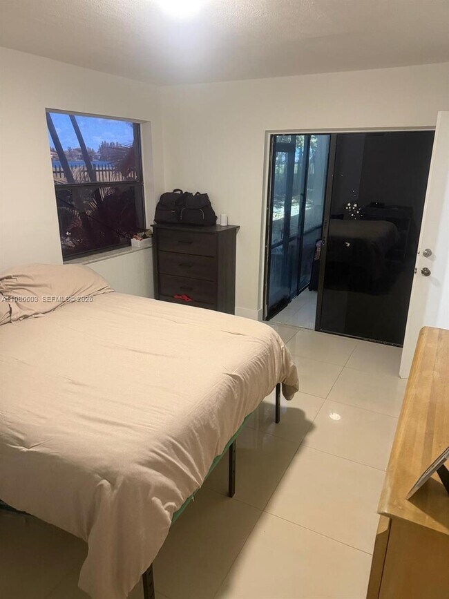 Building Photo - 20320 NE 3rd Ct