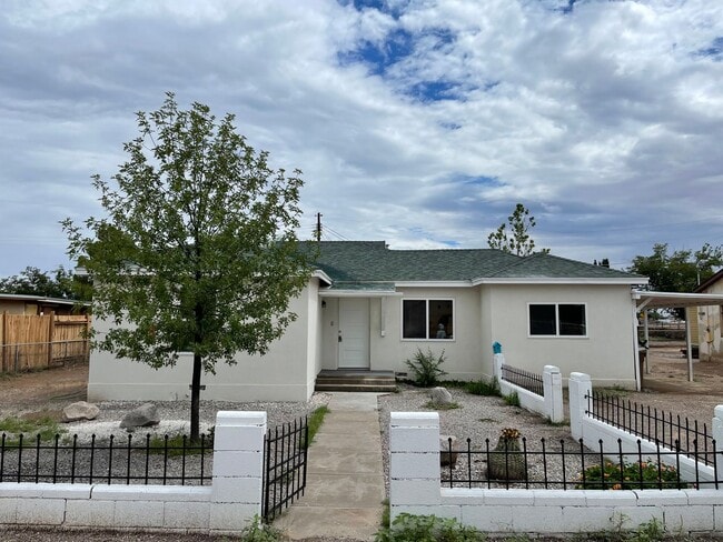 Building Photo - Cozy home with backyard!