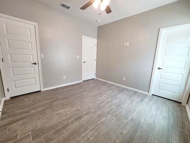 Building Photo - "Spacious 3-Bedroom Haven with Elegant Granite Touches in Weslaco!"