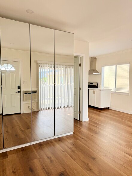 Building Photo - 1316 N Hollywood Way