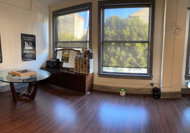 Building Photo - 108 W 2nd St