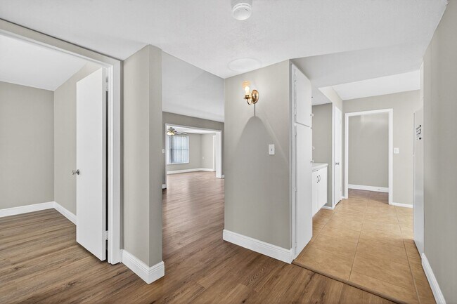 Building Photo - FULLY RENOVATED 2 BEDROOM WITH HUGE BONUS ROOM!