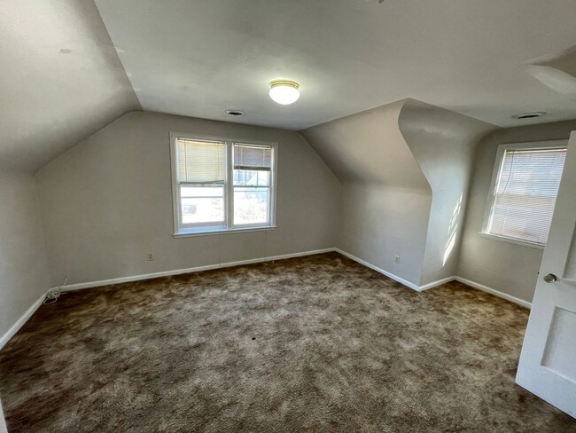 Building Photo - 2 bedroom Home Near Campus! Preleasing for...