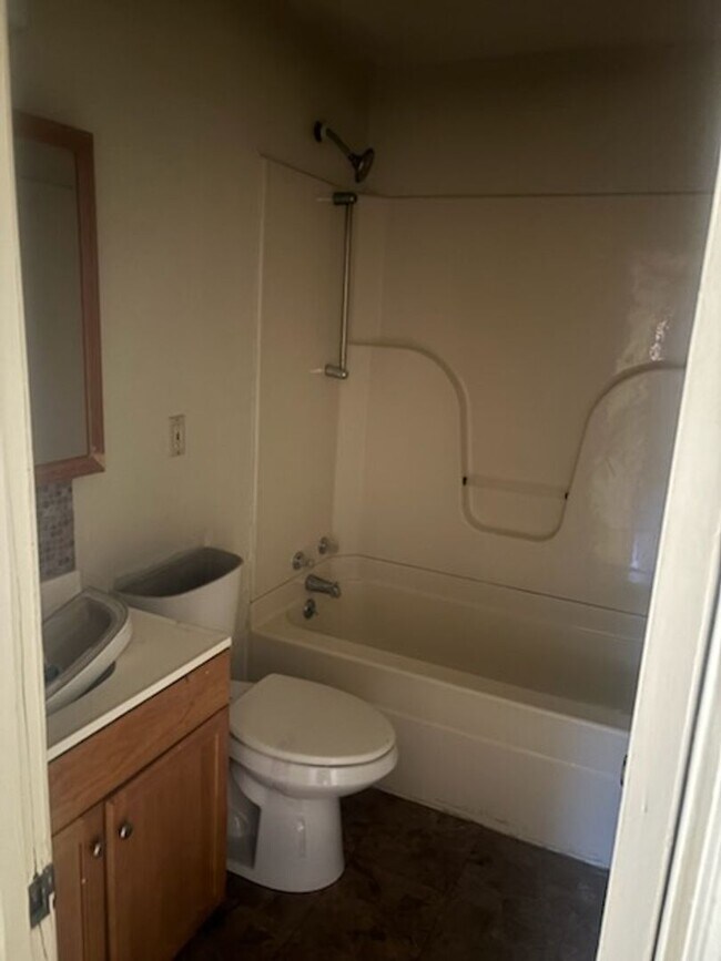 Building Photo - VERY NICE HOME IN THE RIDGECREST AREA. PETS NEGOTIABLE WITH OWNERS APPROVAL