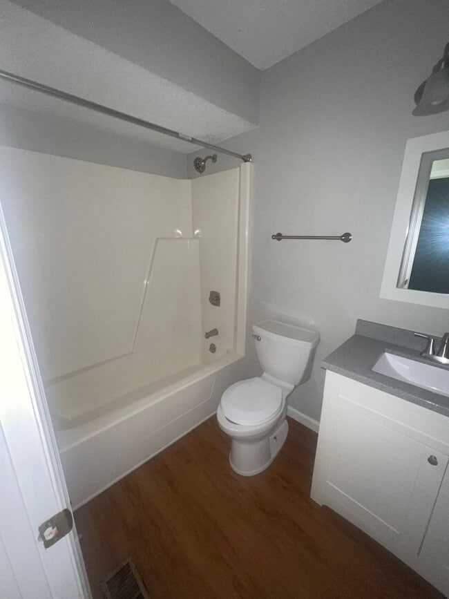 Building Photo - Move in Ready!