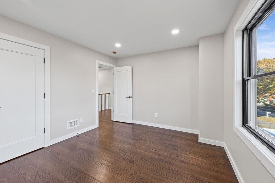 Building Photo - 42 Lamport Ave