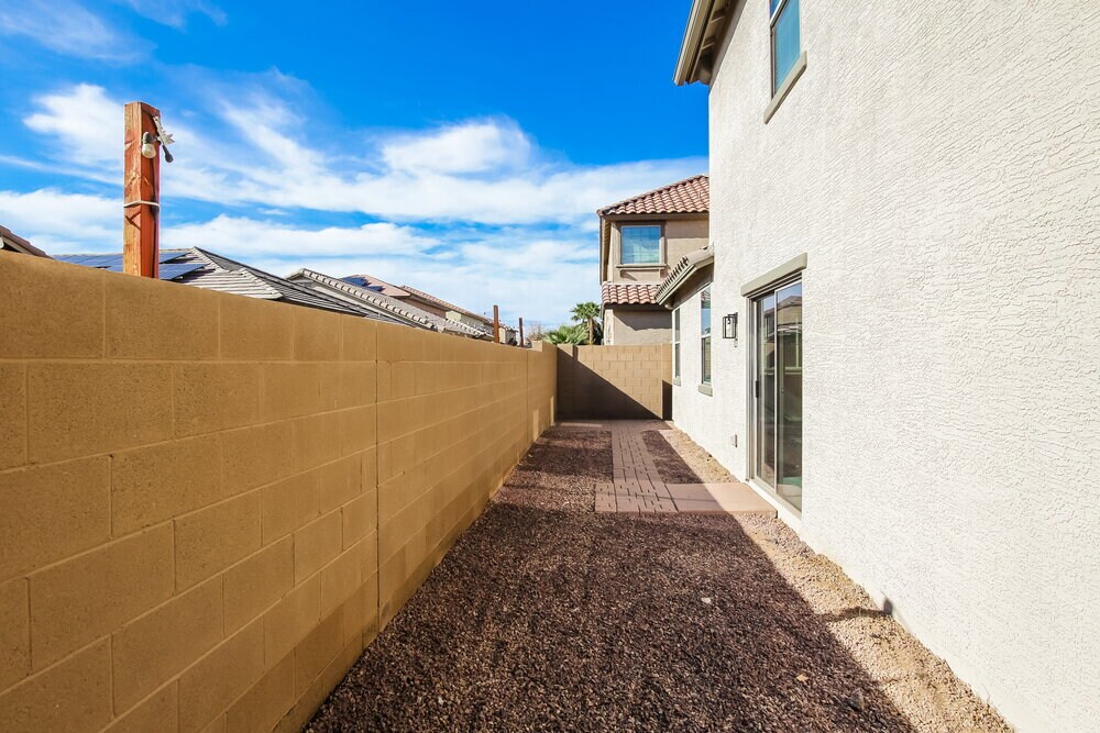 Building Photo - 943 E Agua Fria Ln