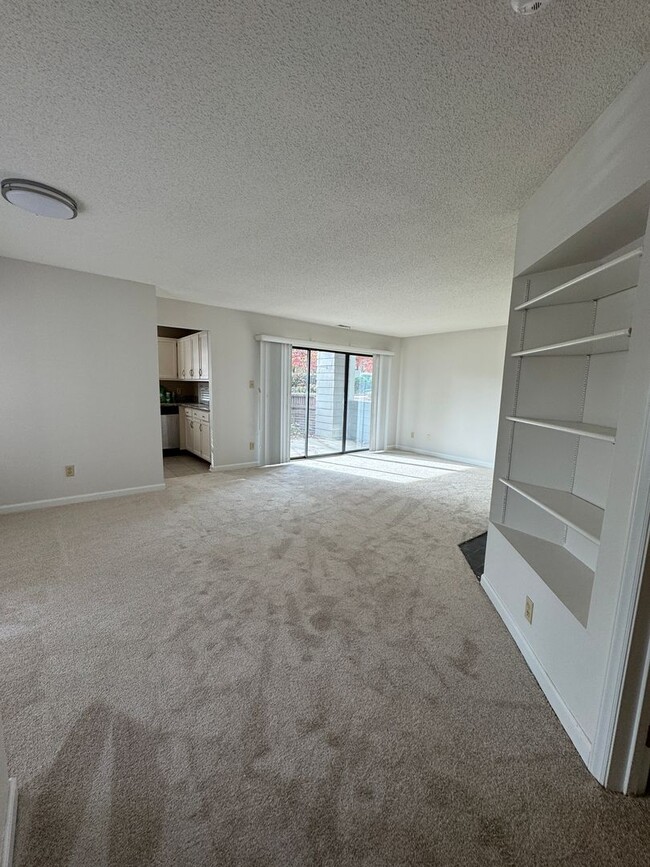 Building Photo - 2 bedroom 2 bath condo in Parkside Condos ...