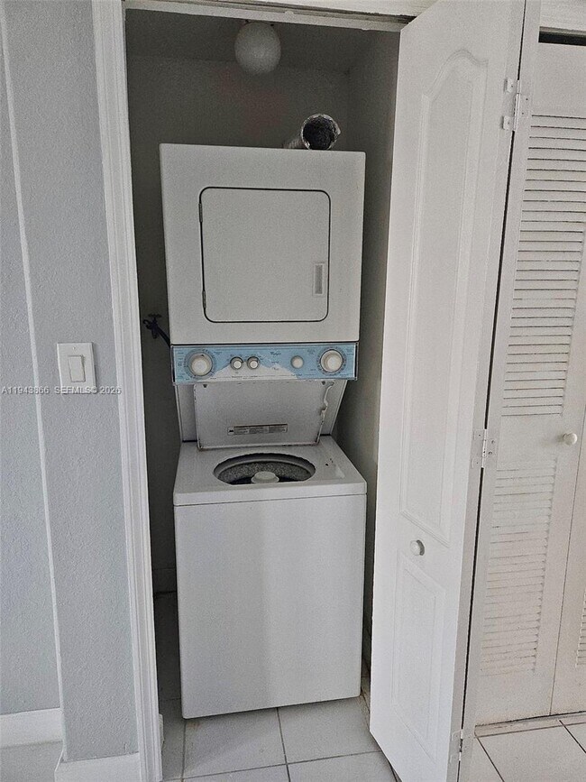 Building Photo - 2908 SE 17th Ave