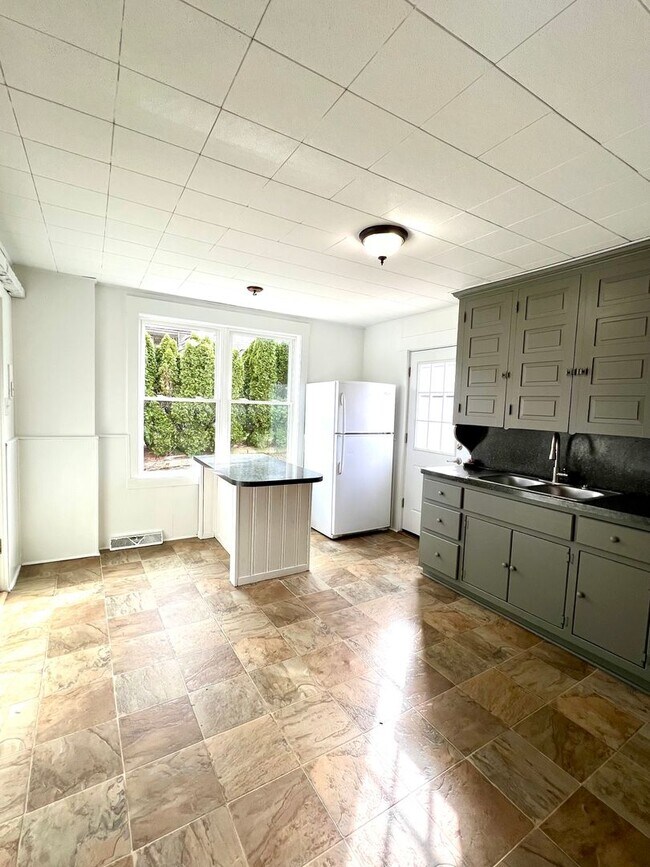 Building Photo - Spacious 3BR Home with Large Yard, Private Driveway & Storage