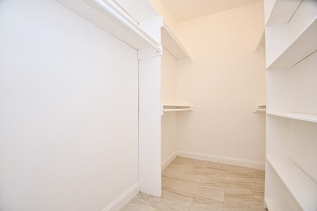 Building Photo - 2203 Briarview Dr