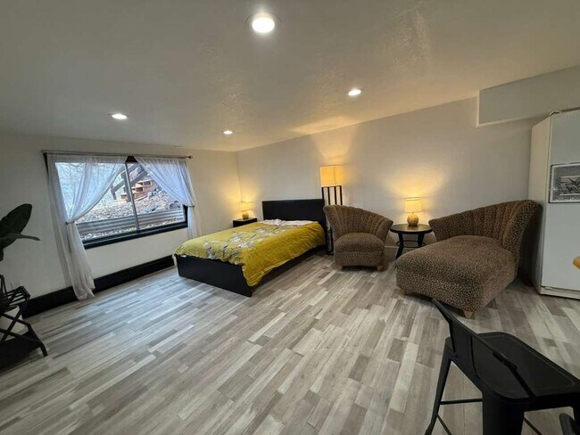 Building Photo - 706 E Stuart St