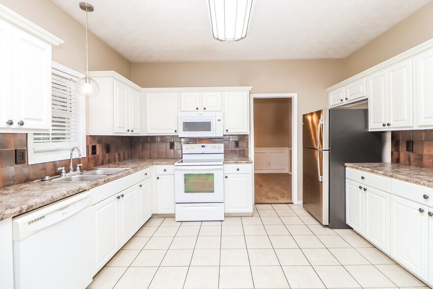 Building Photo - 2185 Woodbriar Dr