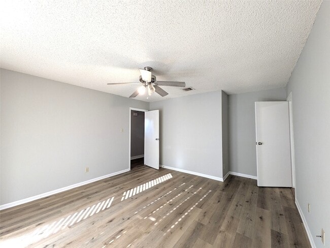 Building Photo - 323 Teakwood Ln