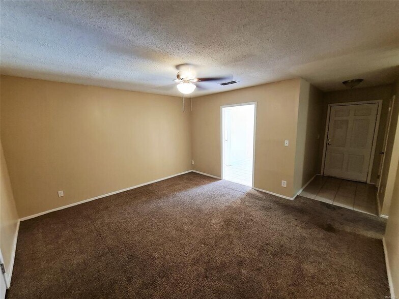 Building Photo - 3024 Cross Creek Dr